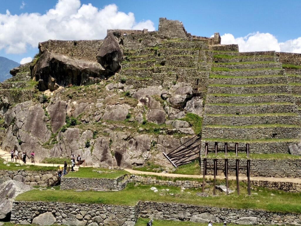 Roca tallada y andenes escalonados en Machu Picchu
