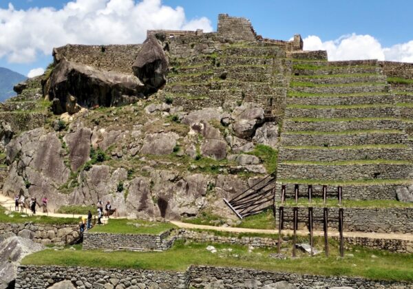 Roca tallada y andenes escalonados en Machu Picchu