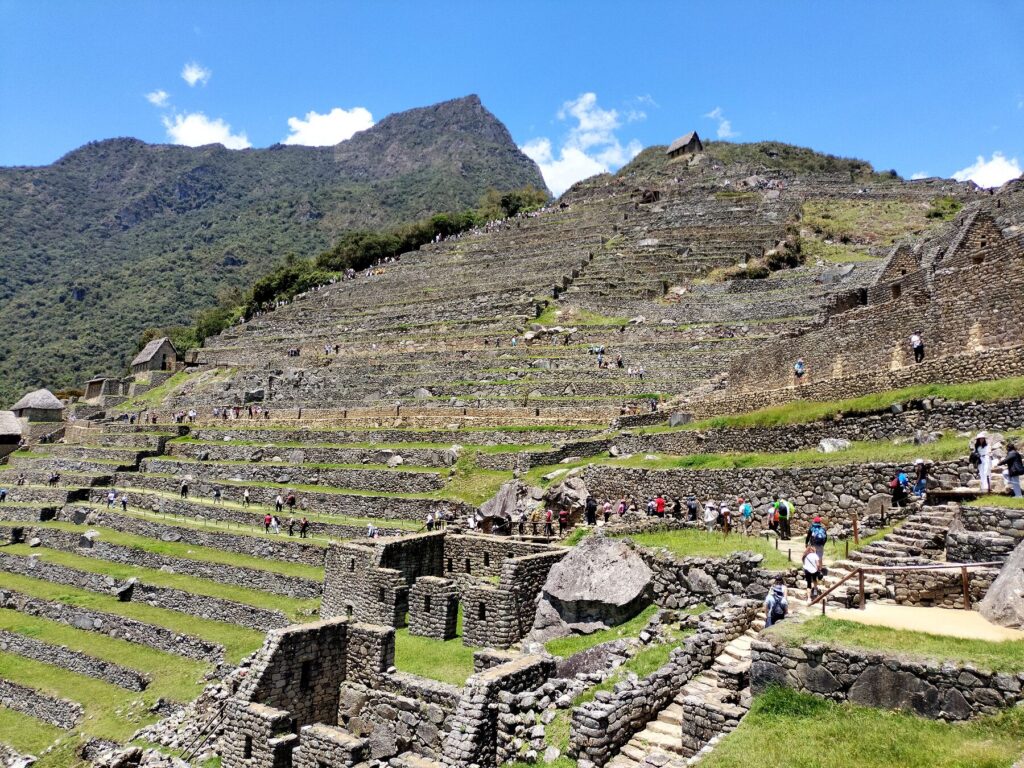 Sector urbano de Machu Picchu con visitantes recorriendo la ciudadela