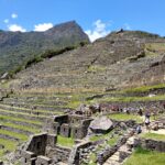 Sector urbano de Machu Picchu con visitantes recorriendo la ciudadela
