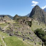 Sector urbano de Machu Picchu con el Huayna Picchu al fondo