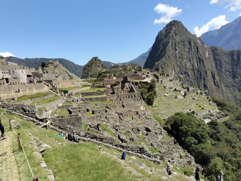 Sector urbano de Machu Picchu con el Huayna Picchu al fondo