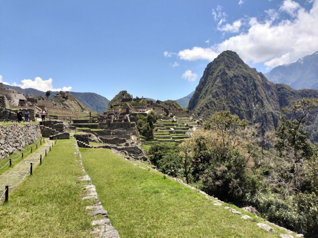 Sendero de pasto en Machu Picchu con el Huayna Picchu al fondo