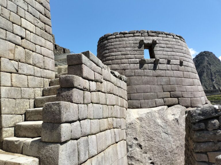 Templo del Sol o Torreón de Machu Picchu, con su muro curvo de piedra labrada