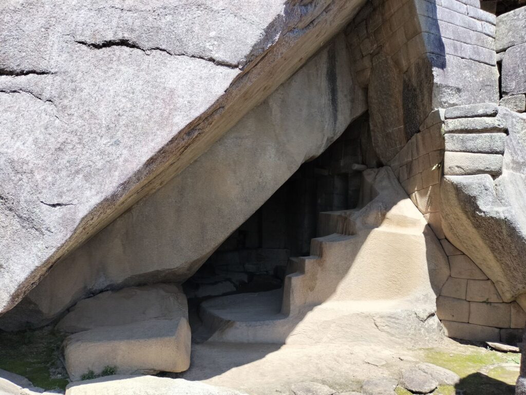 La Tumba Real, cueva tallada en la roca bajo el Templo del Sol de Machu Picchu