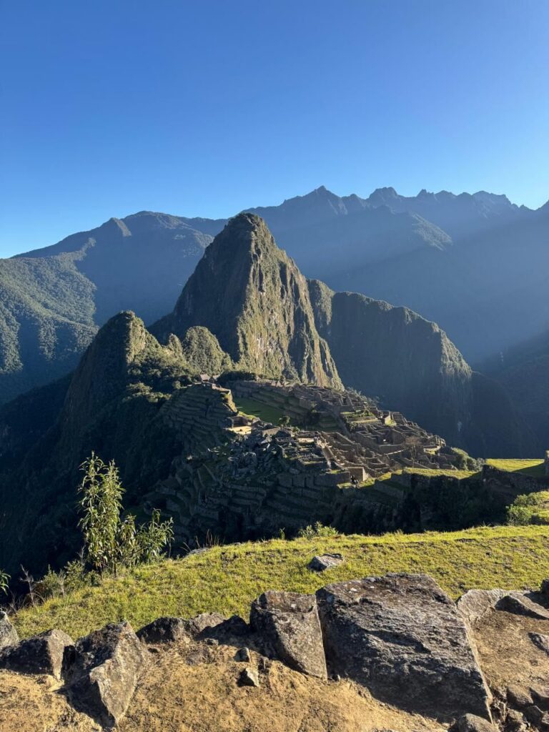 Vista clásica de Machu Picchu y el Huayna Picchu con la primera luz de la mañana