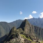 Machu Picchu y Huayna Picchu con cielo despejado y nubes