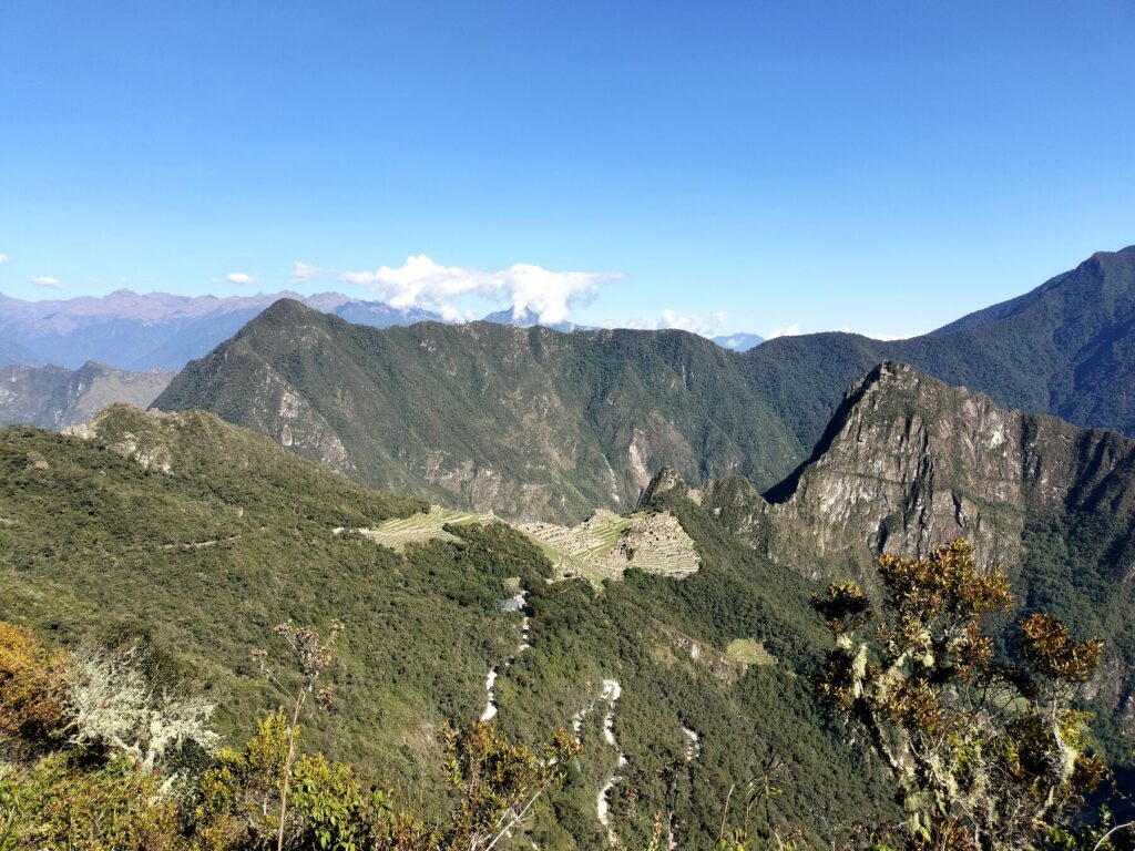 Machu Picchu y Huayna Picchu desde el sendero inca entre la vegetación