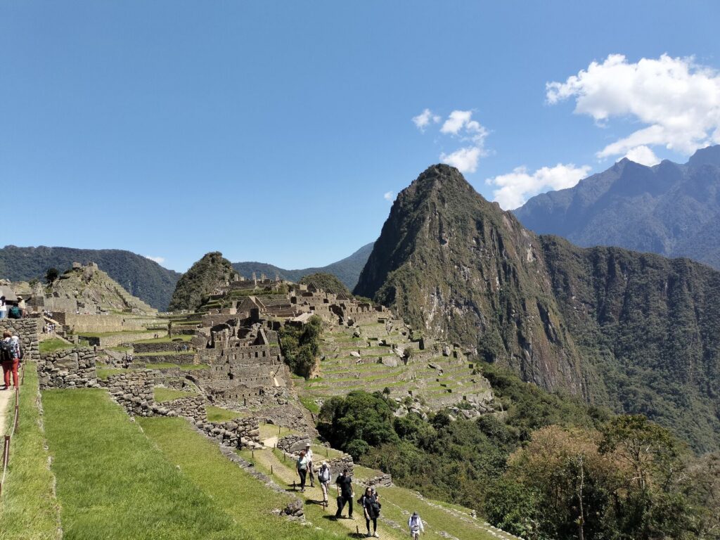 Machu Picchu y el Huayna Picchu vistos desde la zona agrícola de la ciudadela