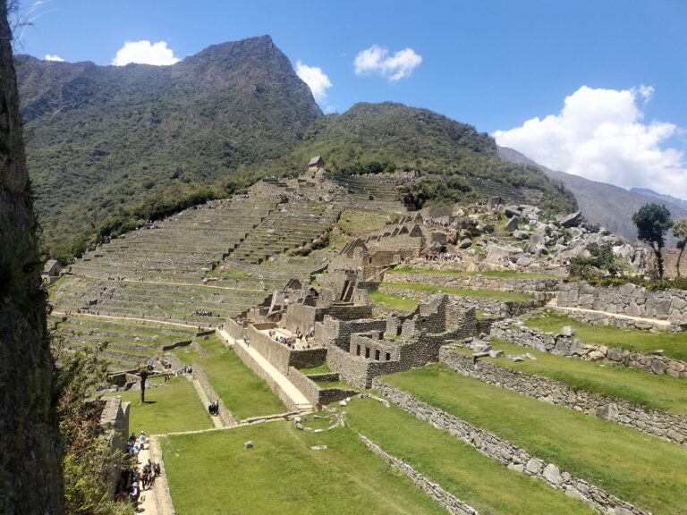Zona urbana y andenes de Machu Picchu vistos desde la parte baja