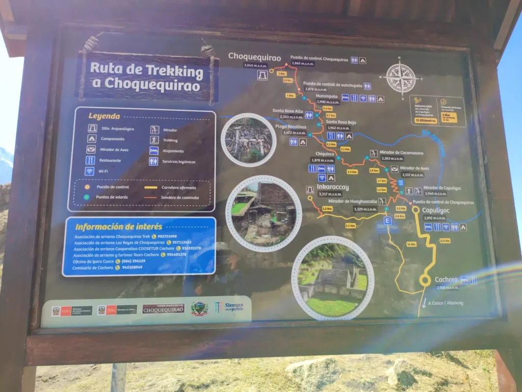 Letrero oficial con el mapa de la ruta de trekking a Choquequirao, con altitudes y distancias, en Capuliyoc