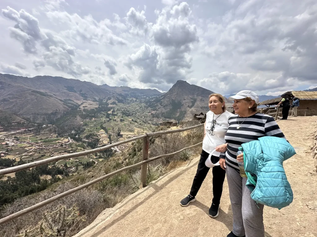 Viajeras en un mirador del parque arqueológico de Pisac con vista al valle