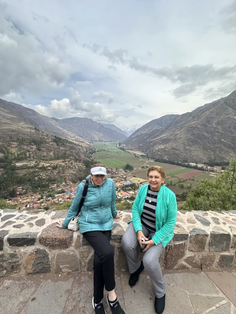Viajeras en un mirador sobre el Valle Sagrado, en la carretera de Cusco a Pisac
