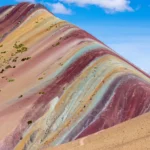 Franjas plegadas de la Montaña de 7 Colores, con capas rojas, verdes y ocres inclinadas