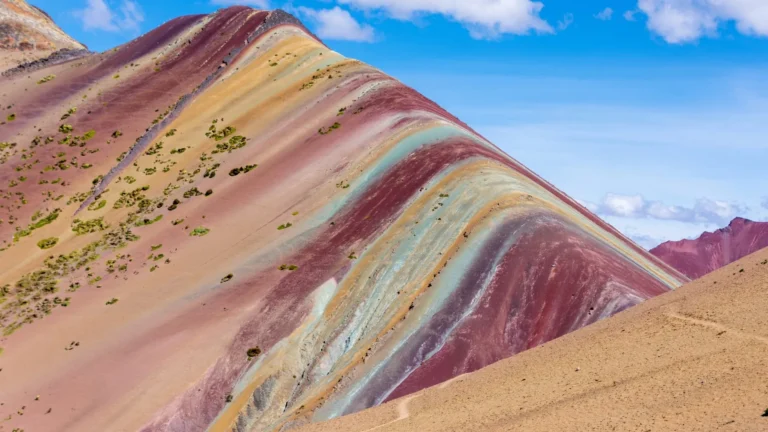 Franjas plegadas de la Montaña de 7 Colores, con capas rojas, verdes y ocres inclinadas