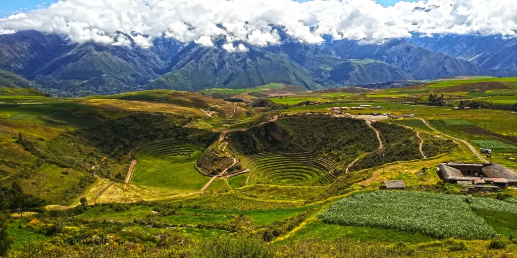 Las terrazas circulares de Moray con los nevados de la cordillera de Urubamba al fondo