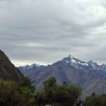 Nevado de la cordillera visto desde el Camino Inca en un día nublado