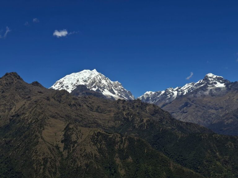 Nevados de la cordillera bajo el cielo azul vistos desde el Camino Inca