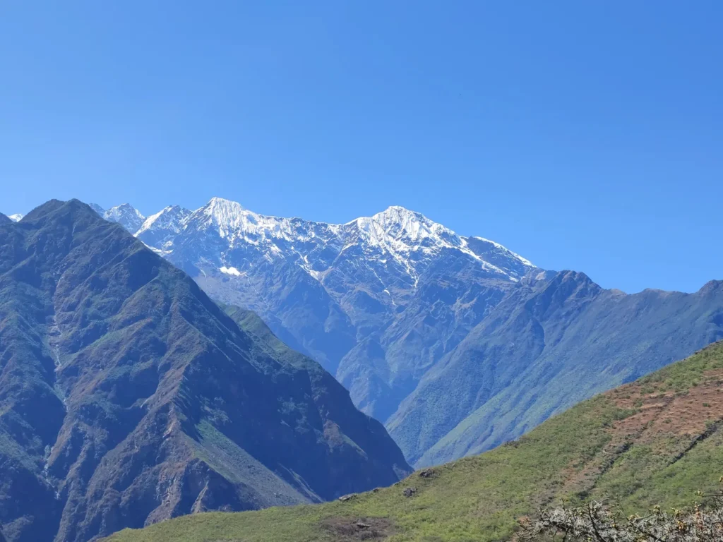 Nevados vistos desde el sendero del trek a Choquequirao