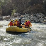 Bote de rafting en los rápidos del río durante el Inka Jungle