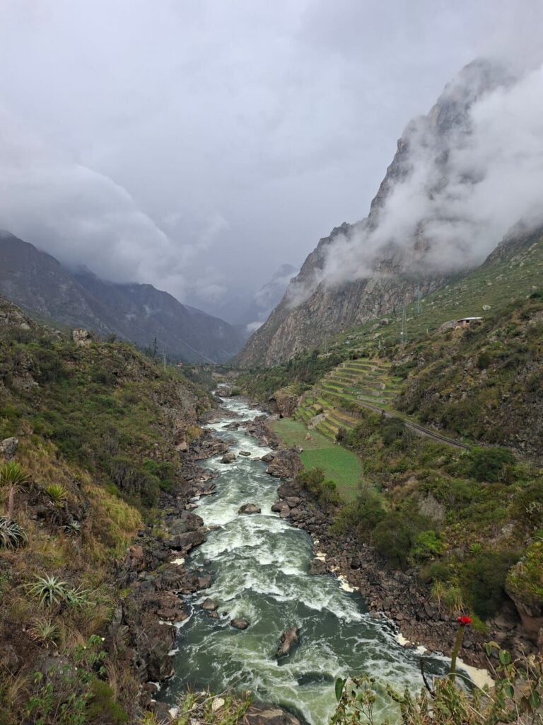 El río Urubamba en el valle por donde avanza el Camino Inca