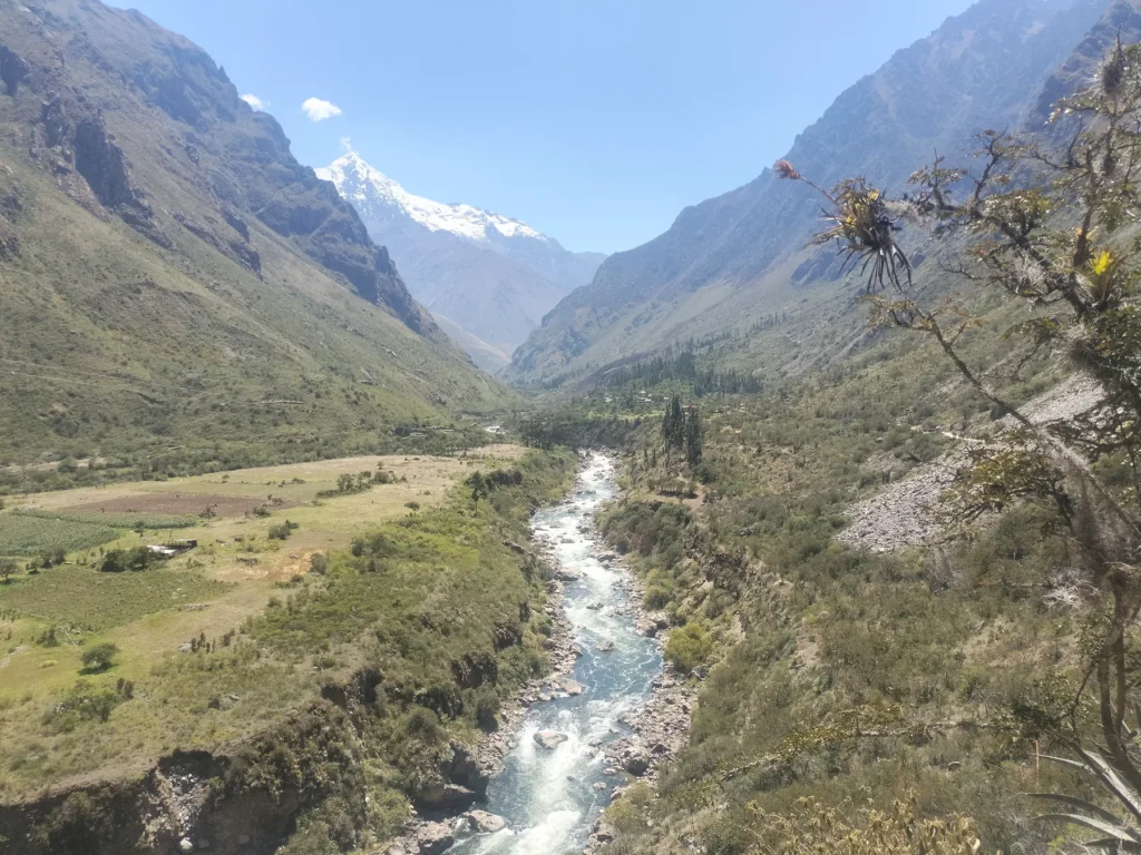 Río de montaña y nevado al fondo en el primer día del Camino Inca de 4 días