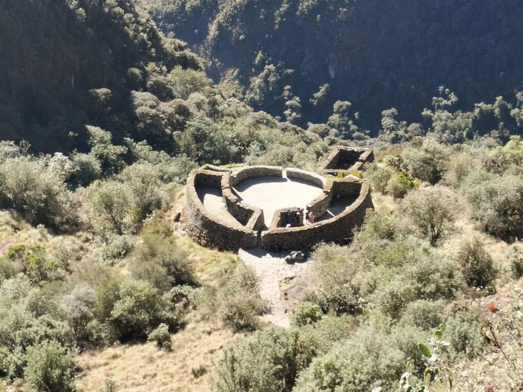 Recinto circular de Runkurakay visto desde arriba en el Camino Inca