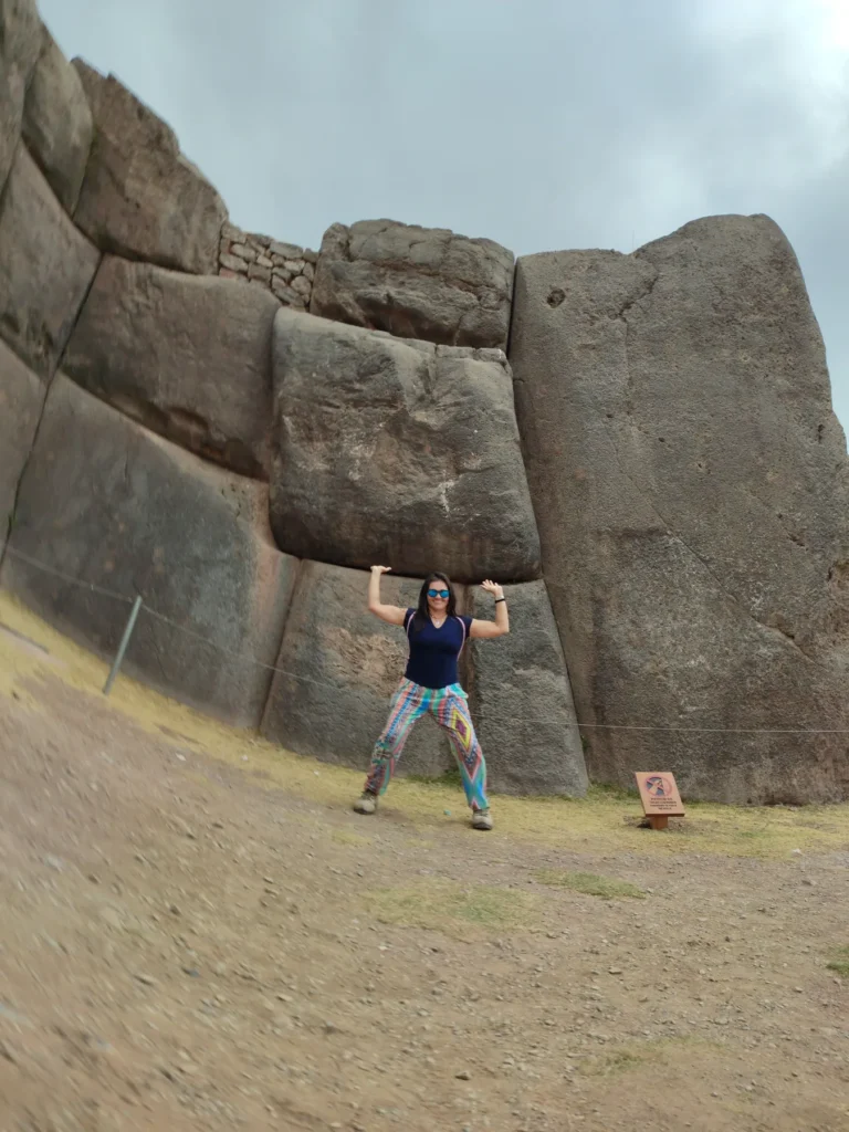 Viajera junto a una de las piedras gigantes de los muros de Sacsayhuamán