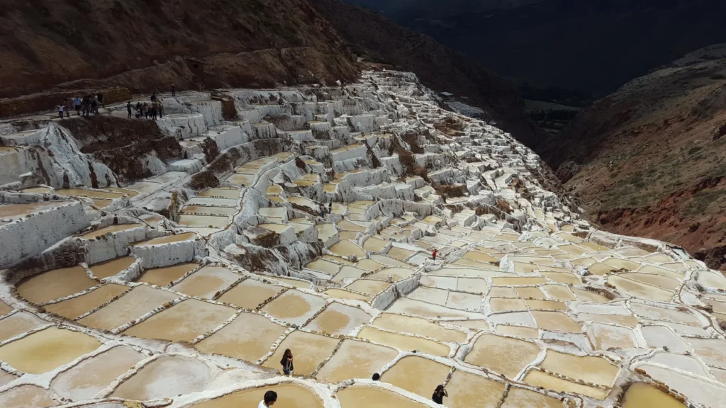 Salineras de Maras: cientos de pozas de sal escalonadas en la ladera
