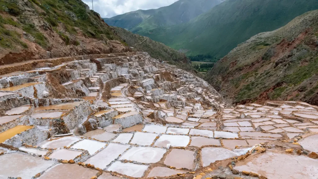 Las Salineras de Maras escalonadas en la ladera del valle