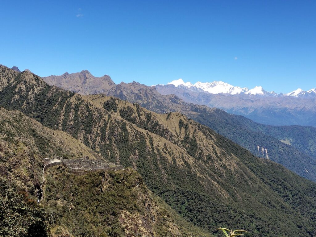 Sayacmarca sobre su promontorio, vista desde el Camino Inca con montañas y nevados