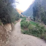 Sendero de tierra del segundo día del Camino Inca de 4 días, temprano por la mañana
