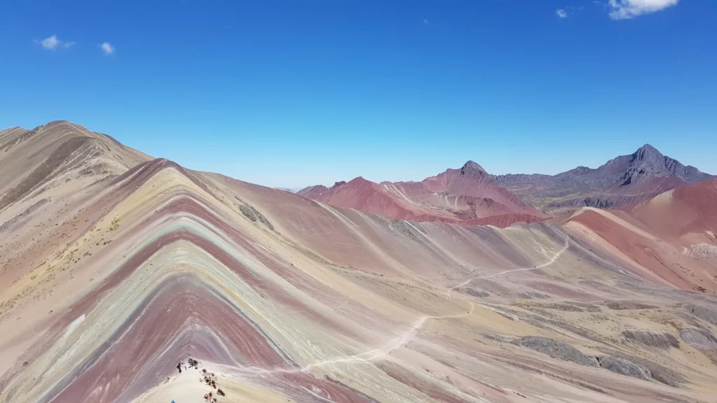 Sendero de la Montaña de 7 Colores visto desde lo alto, entre franjas de colores y cerros rojizos