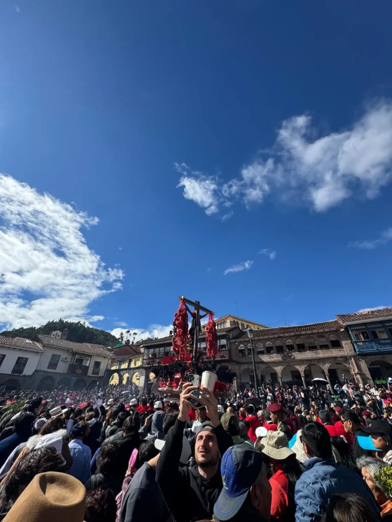 Procesión del Señor de los Temblores, el Taytacha, en la Plaza de Armas del Cusco durante la Semana Santa