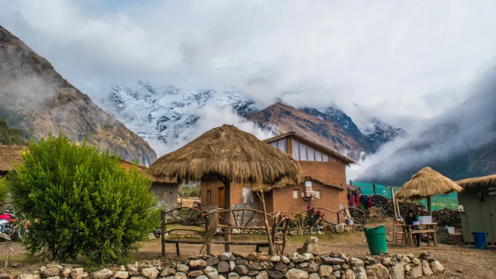 Casas de Soraypampa, punto de partida de la caminata a Humantay, con el nevado entre nubes