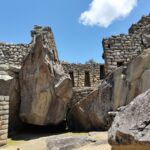 Templo del Cóndor de Machu Picchu, con las rocas talladas en forma de alas