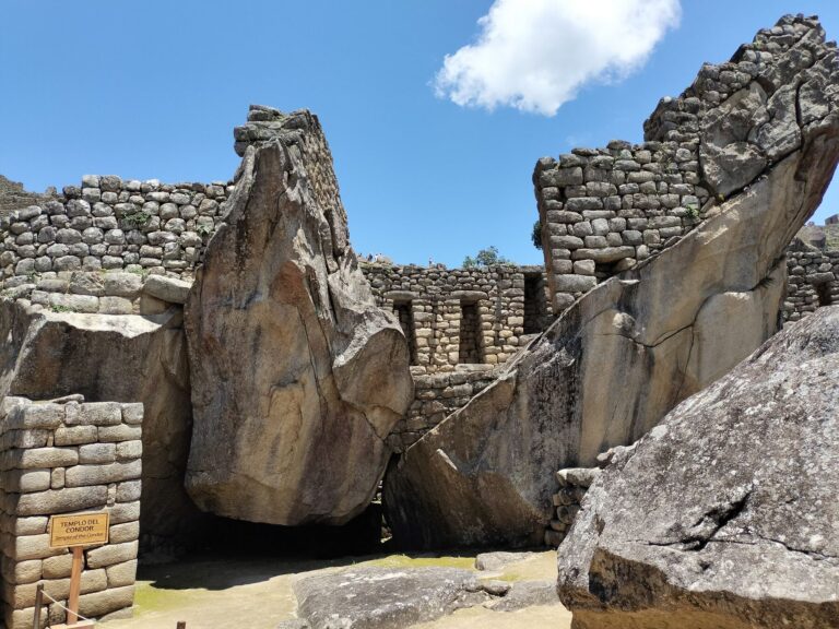 Templo del Cóndor de Machu Picchu, con las rocas talladas en forma de alas