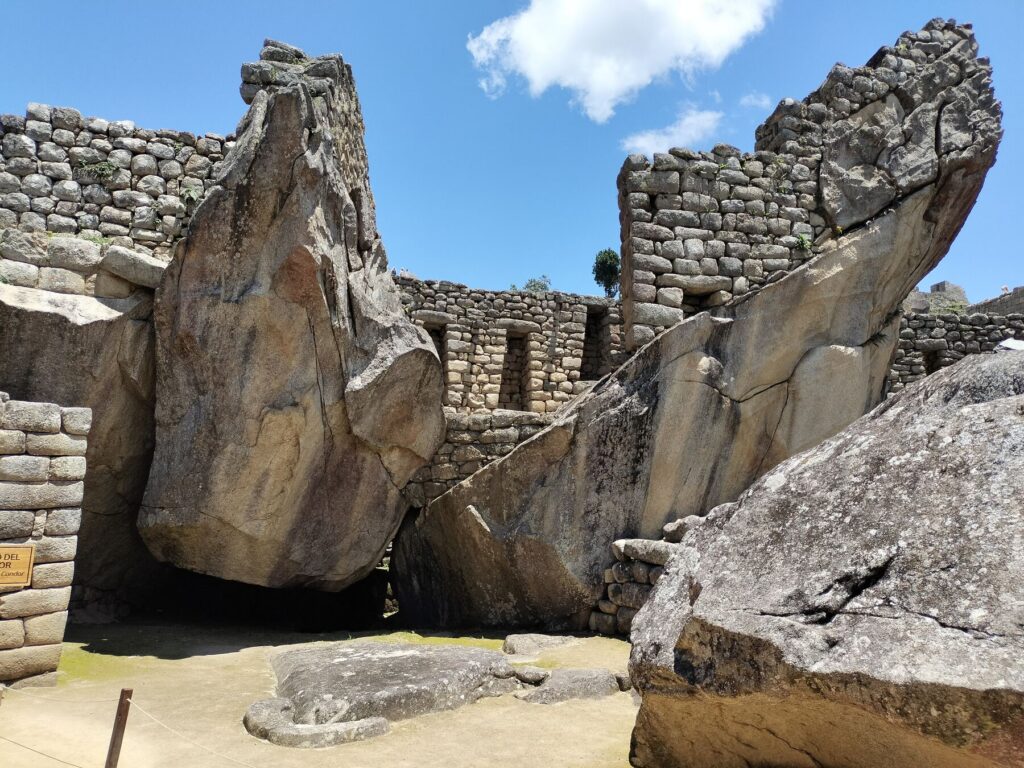Rocas del Templo del Cóndor en la parte baja de Machu Picchu