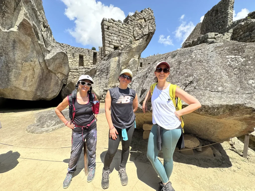 Viajeras frente al Templo del Cóndor en Machu Picchu