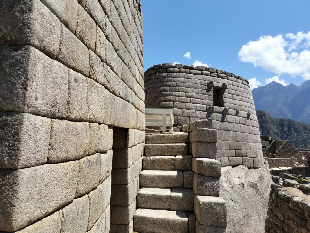 Escalinata y muros de piedra fina junto al Templo del Sol de Machu Picchu