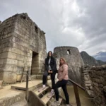 Viajeras junto al Templo del Sol o Torreón de Machu Picchu