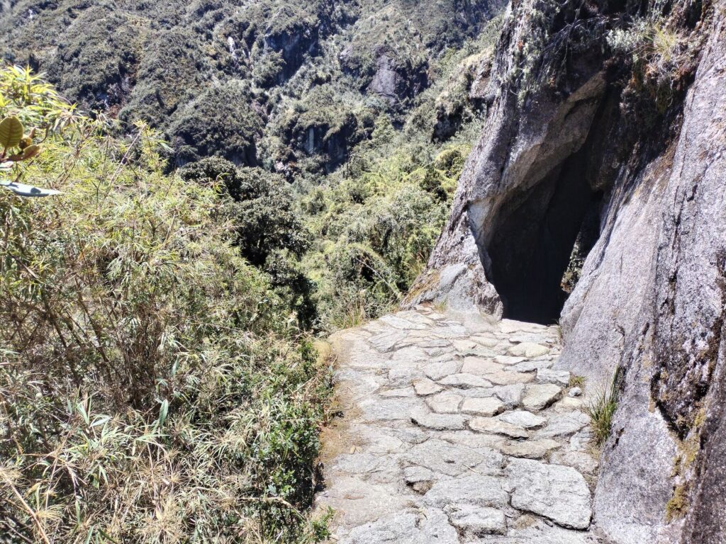 Túnel inca tallado en la roca en el tercer día del Camino Inca