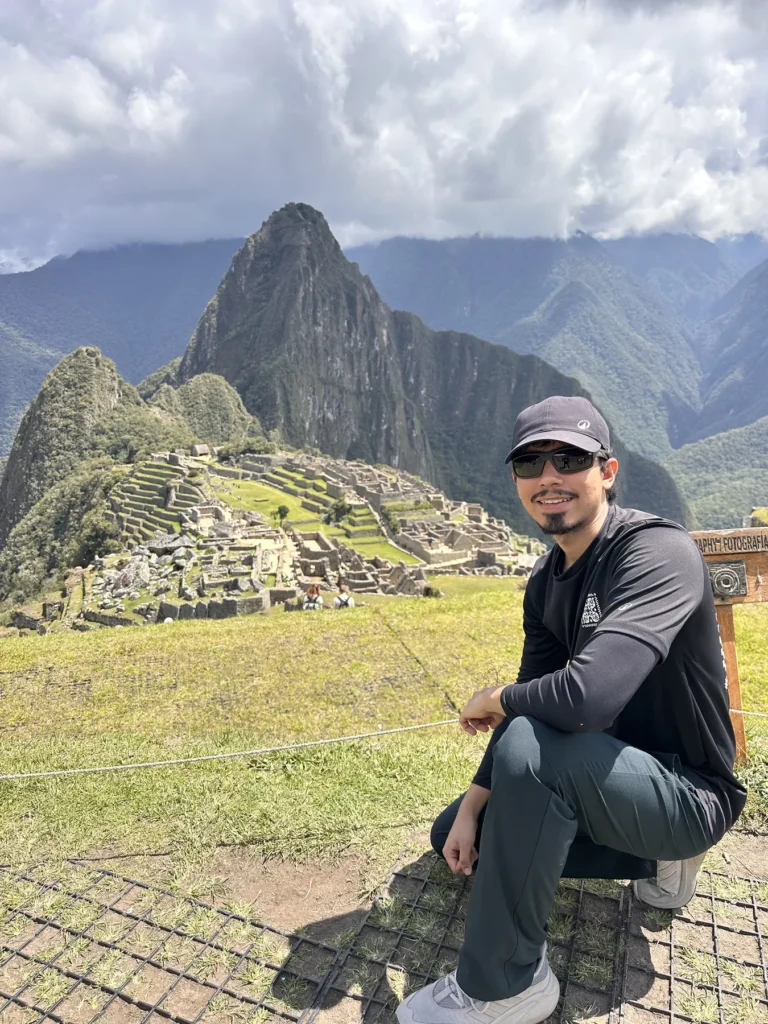 Viajero frente a la ciudadela de Machu Picchu y el Huayna Picchu, en octubre