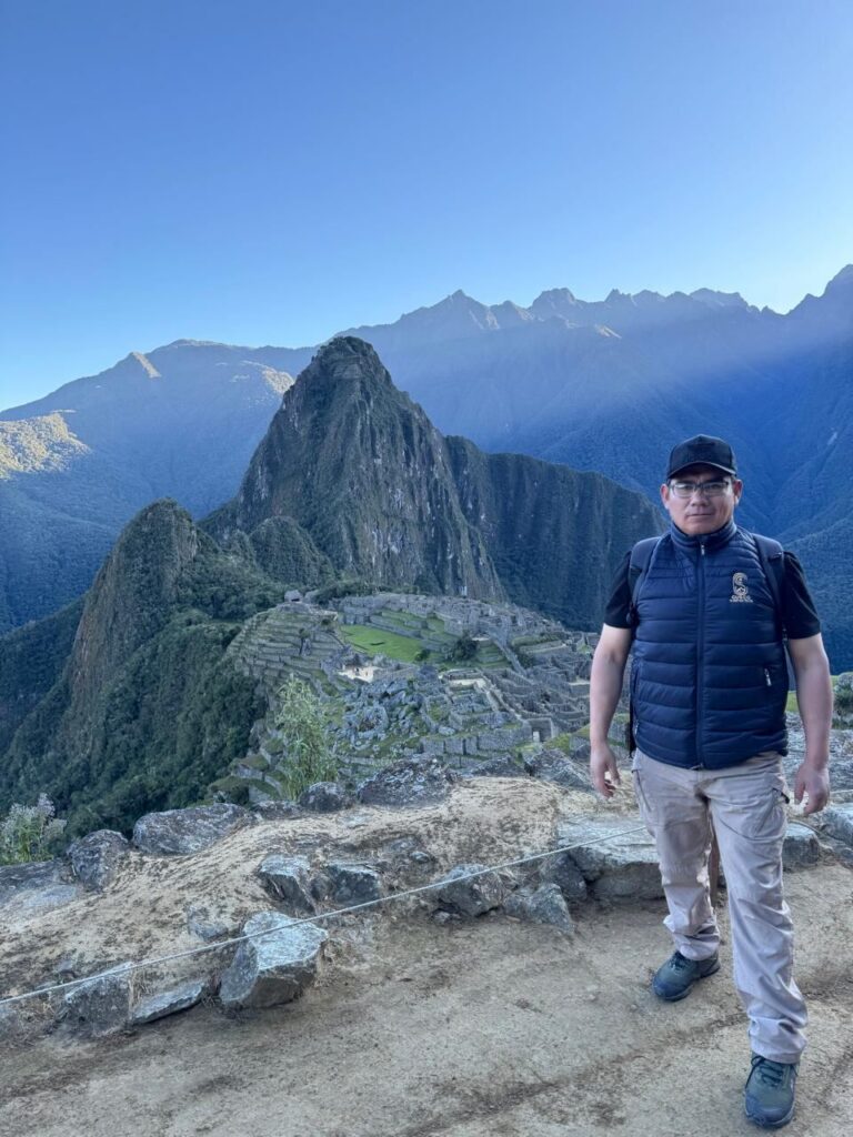 Deivis Pumalloclla, guía oficial de Cusco Tu Destino Travel, en un mirador de Machu Picchu