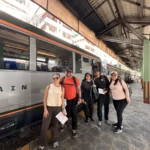 Grupo de viajeros en el andén de la estación de tren de Machupicchu Pueblo
