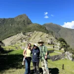Viajeros del Camino Inca llegando a Machu Picchu en un día soleado