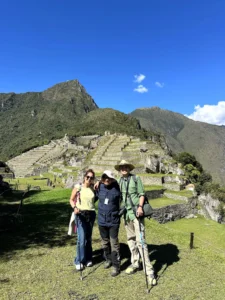 Viajeros llegando a Machu Picchu por el Camino Inca