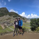 Viajeros en un mirador de Machu Picchu con la ciudadela al fondo