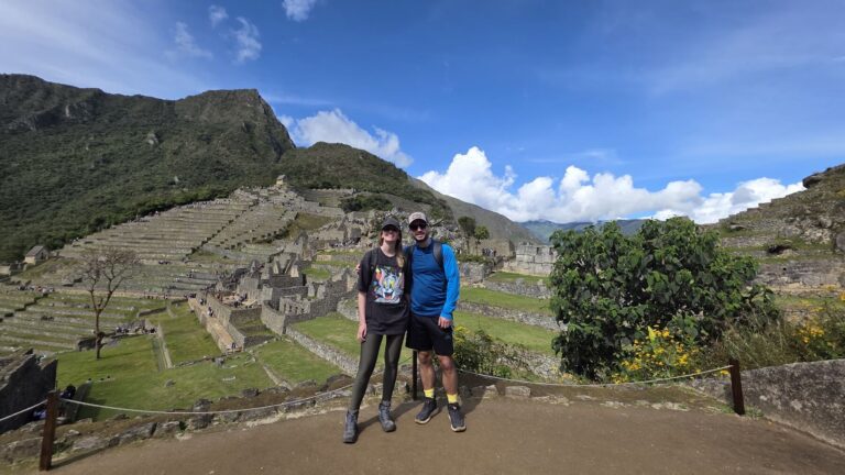 Viajeros en un mirador de Machu Picchu con la ciudadela al fondo
