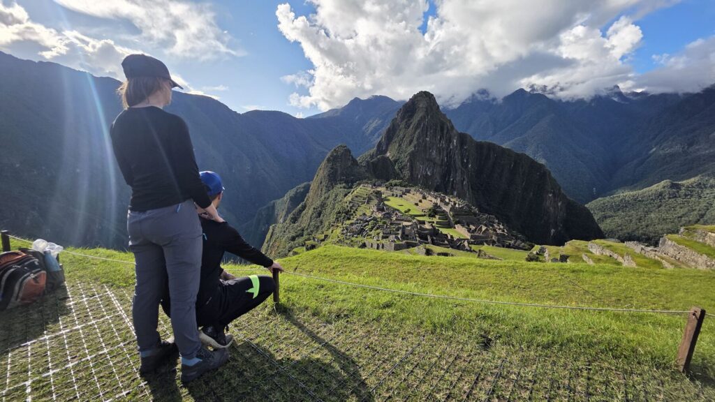 Viajeros frente a la vista panorámica de Machu Picchu